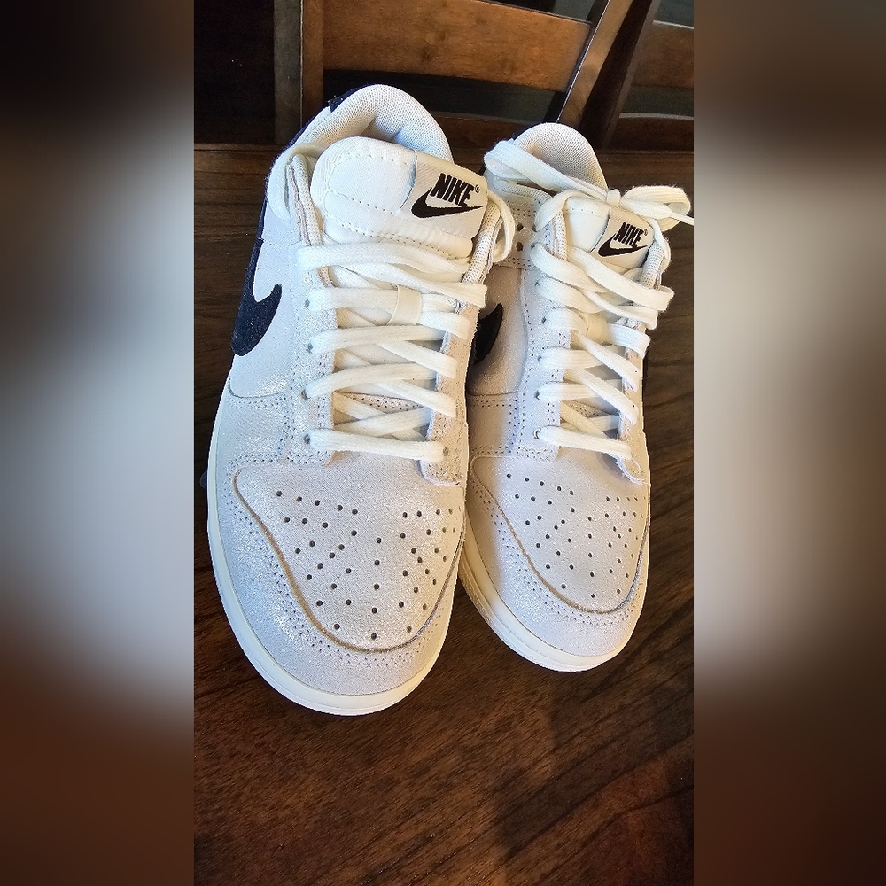 Women's Nike Dunk Low SE Casual Shoes - Picture 8 of 8